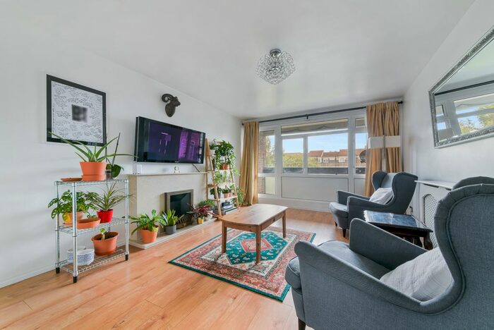 2 Bedroom Flat To Rent In Gavestone Road, London, London, SE12