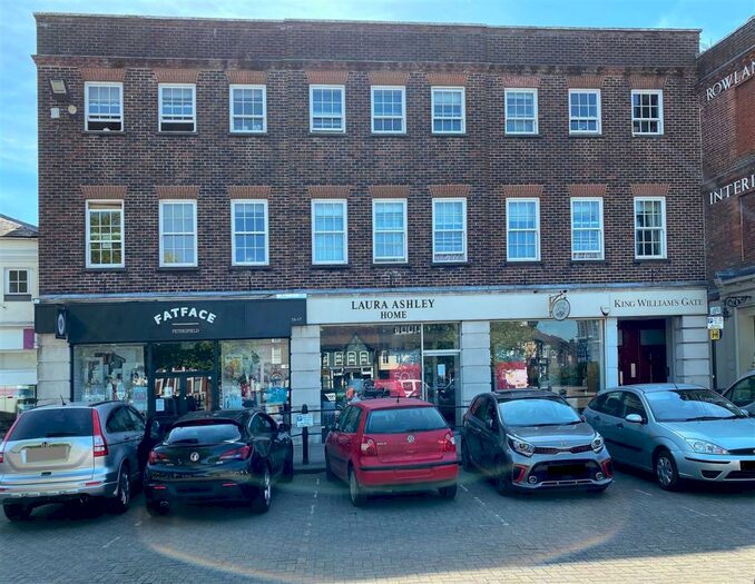 3 Bedroom Flat To Rent In King Williams Gate, The Square, Petersfield., GU32