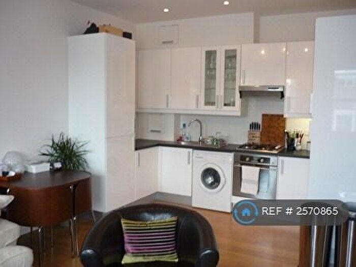 2 Bedroom Flat To Rent In Garfield Mews, London, SW11
