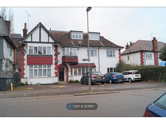 3 Bedroom Flat To Rent In Chesterfield Court, London, NW11