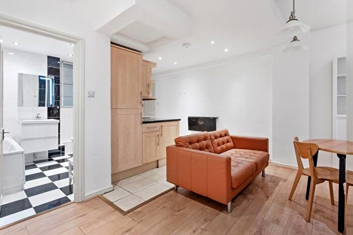 3 Bedroom Flat To Rent In West Kensington Court, London, SW6