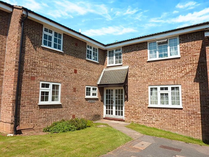 1 Bedroom Flat To Rent In Minstrel Gardens, Surbiton, Surrey, KT5