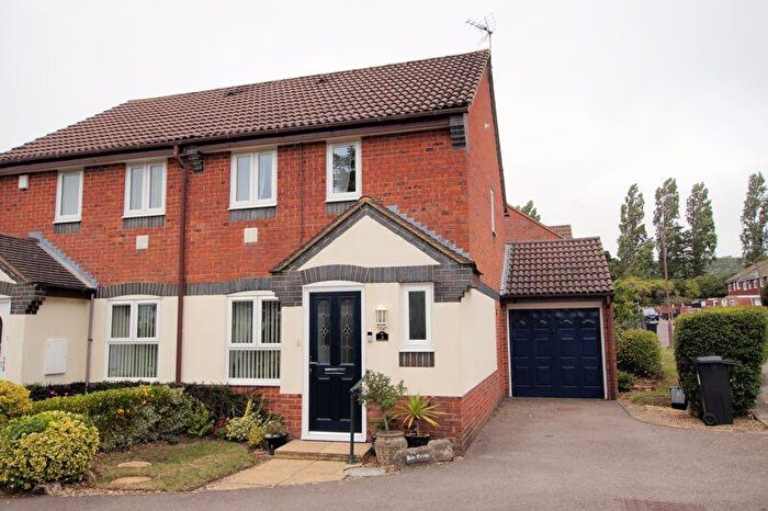 3 Bedroom Semi-Detached House For Sale In Sedgefield Close, Portsmouth, PO6