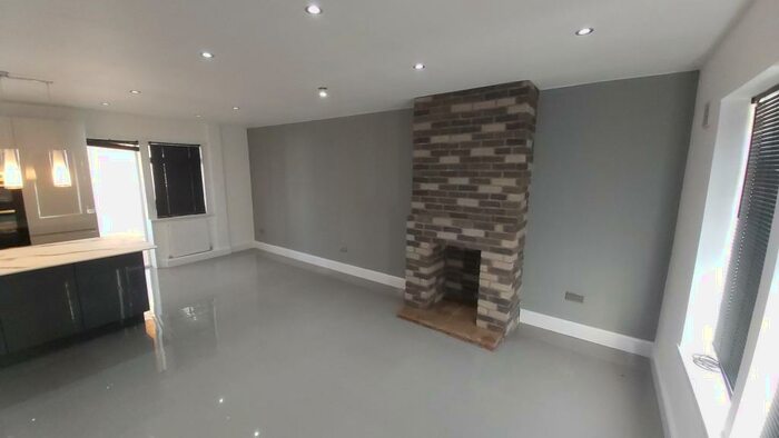 3 Bedroom House To Rent In Whitelease Avenue, North Wingfield, S42