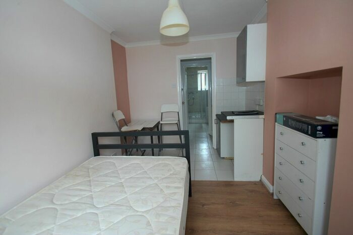 Studio To Rent In Park Road, Hendon, London, NW4