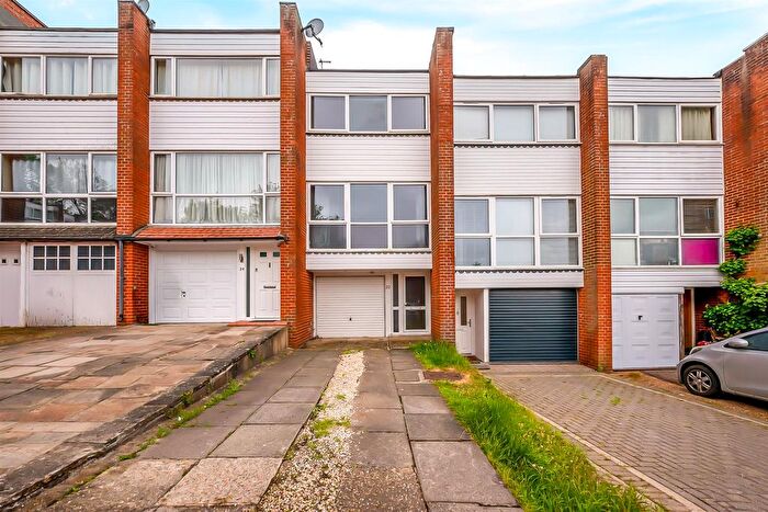 2 Bedroom Town House For Sale In Merryhills Close, Biggin Hill, TN16