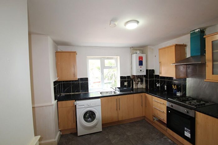3 Bedroom Terraced House To Rent In Drapers Road, Stratford, E15