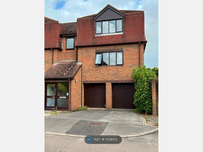 1 Bedroom Flat To Rent In Weavers Court, Wokingham, RG40