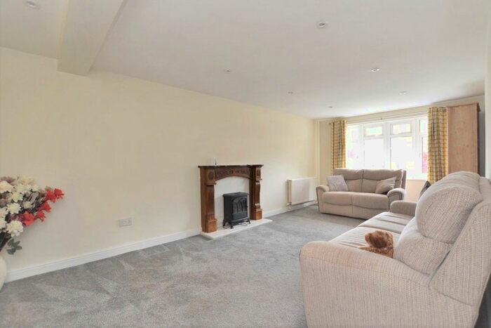 2 Bedroom Bungalow For Sale In Linsley Way, Tuffley, Gloucester, Gloucestershire, GL4