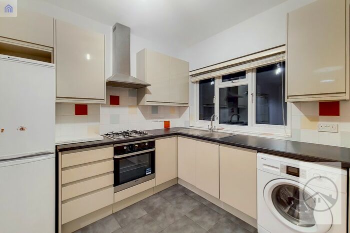 3 Bedroom Flat To Rent In Garratt Lane, Tooting Broadway SW17