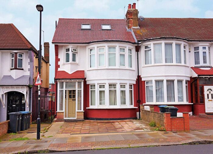 4 Bedroom End Of Terrace House To Rent In Grenoble Gardens, London, N13