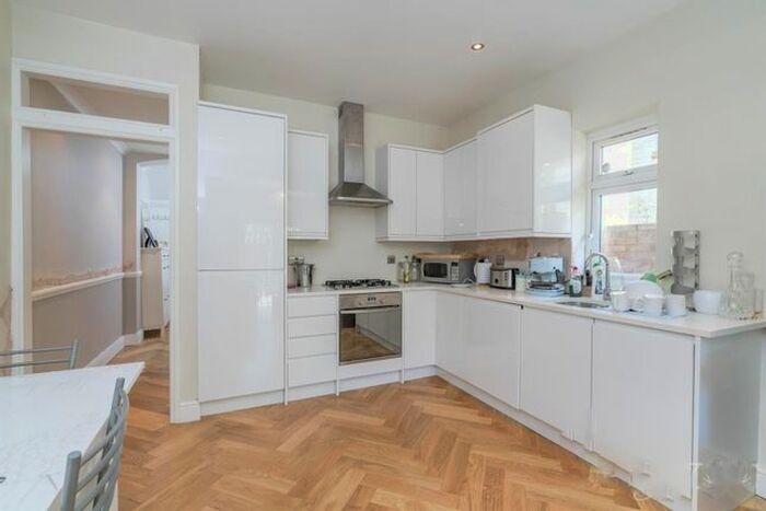 2 Bedroom Flat To Rent In Valetta Road, Acton, London, W3