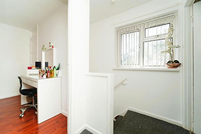 2 Bedroom End Of Terrace House For Sale In Beckett Lane, Crawley, RH11