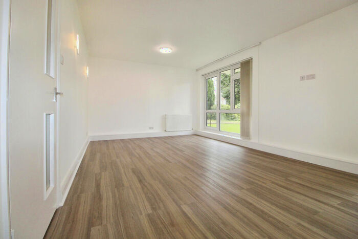 3 Bedroom Flat To Rent In Peters Lodge, Stonegrove, Edgware, HA8