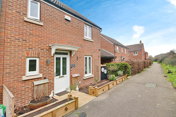 3 Bedroom Semi Detached House For Sale In Stanbridge Way, Quedgeley, Gloucester, GL2