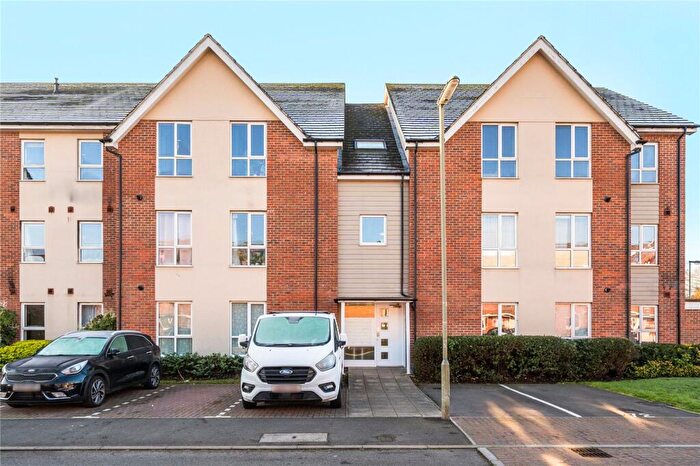 2 Bedroom Apartment For Sale In Harrow Close, Addlestone, Surrey, KT15