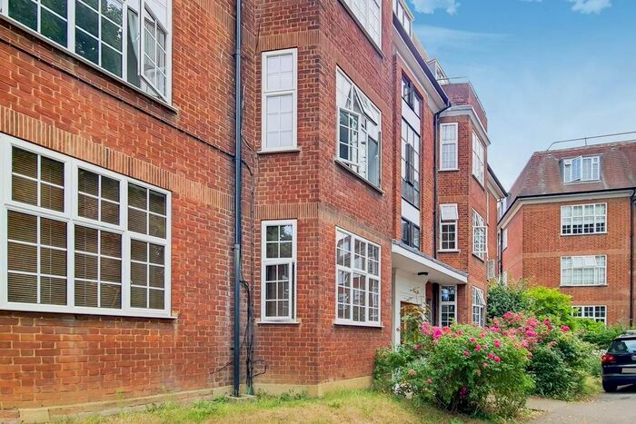 3 Bedroom Flat To Rent In Grosvenor Hill, Wimbledon Village, London, SW19