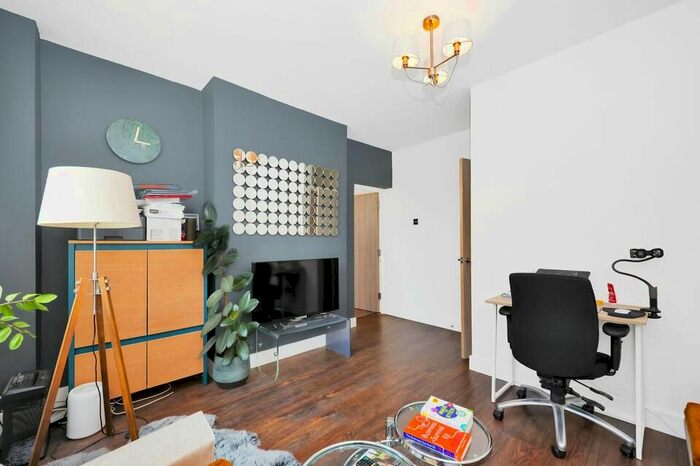 1 Bedroom Flat To Rent In Dog Kennel Hill Estate, London, SE22