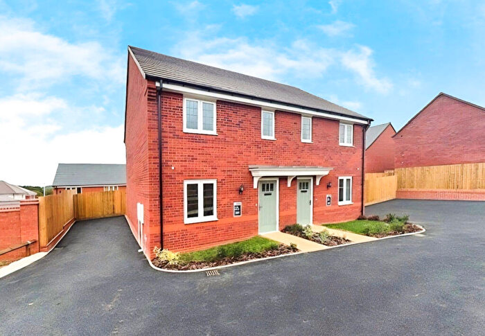 3 Bedroom Semi-Detached House For Sale In Comfrey Close, Warwick, CV34