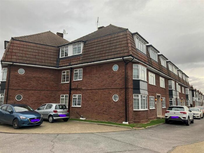 2 Bedroom Flat To Rent In Flat Squirrels Court, Squirrels Heath Lane, Gidea Park, RM2