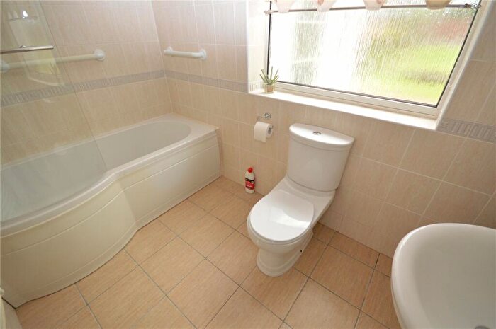 2 Bedroom Bungalow For Sale In Emerald Road, Luton, Bedfordshire, LU4