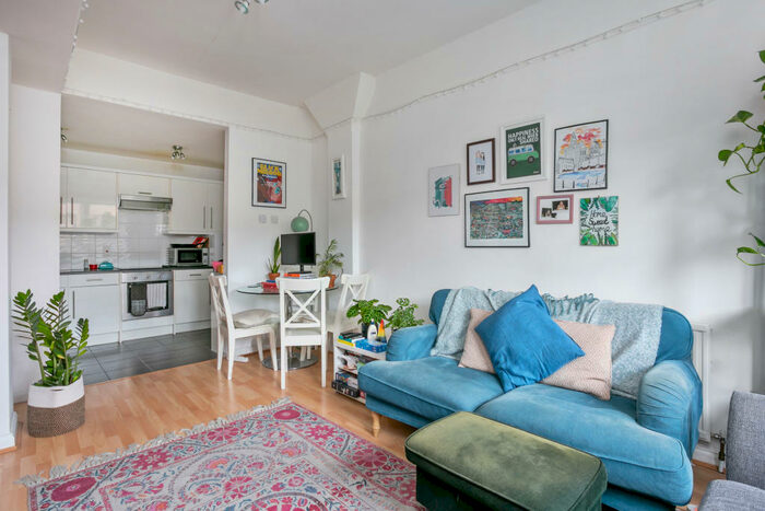 2 Bedroom Flat To Rent In Bethnal Green Road, E2