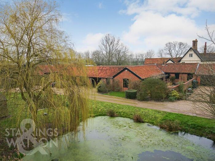 3 Bedroom Barn Conversion For Sale In Clintergate Road, Redenhall, Harleston, IP20
