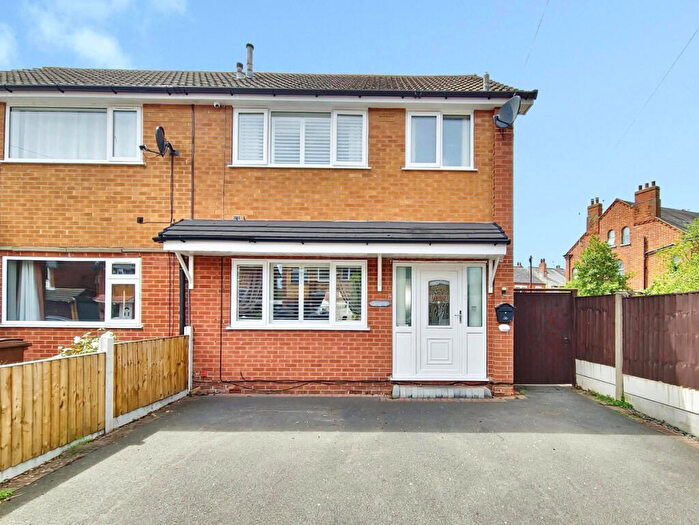 3 Bedroom Semi-Detached House For Sale In Turner Road, Nottingham, NG10