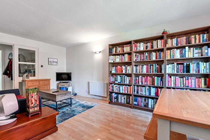 2 Bedroom Flat For Sale In Wrexham Road, Bow, London, E3