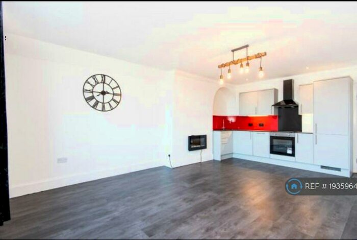 3 Bedroom Flat To Rent In Top Floor (B) Norfolk Road, Littlehampton, BN17