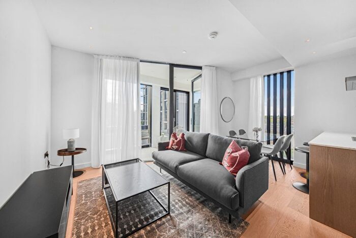 2 Bedroom Flat To Rent In Nine Elms Lane, London, SW8