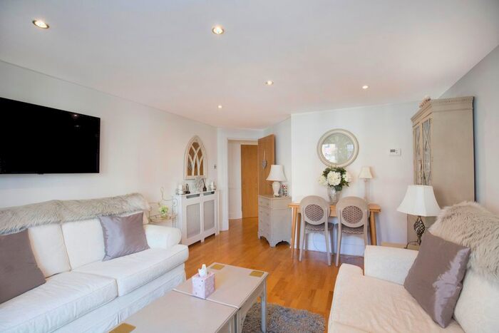 2 Bedroom Flat For Sale In Charter Quay, Kingston Upon Thames, KT1