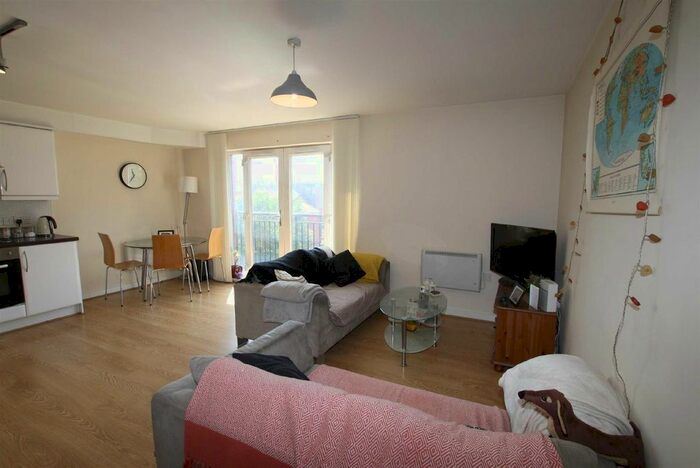 3 Bedroom Flat To Rent In Central Court, Melville St., M3