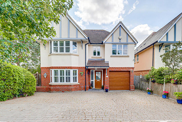 5 Bedroom Detached House For Sale In Whitehouse Chase, Rayleigh, SS6