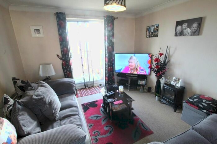 3 Bedroom Flat To Rent In Lancelot Court, Hull, HU9