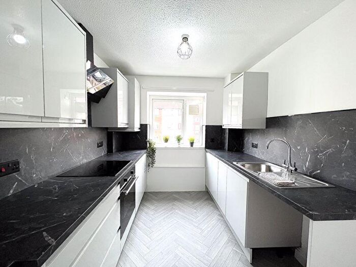 2 Bedroom Flat To Rent In Canterbury Gardens, Salford, M5