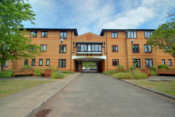 2 Bedroom Flat For Sale In Lakeview, Railway Terrace, Kings Langley, WD4