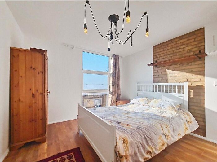 Studio To Rent In Grovelands Road, London, N15