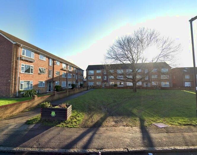 2 Bedroom Flat To Rent In Cunningham Avenue, Enfield, EN3