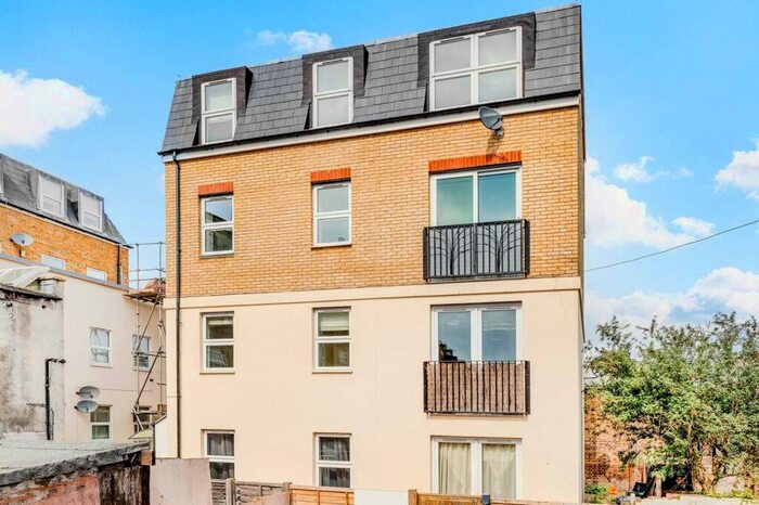 2 Bedroom Flat To Rent In Grenfell Road, Tooting, Mitcham, CR4