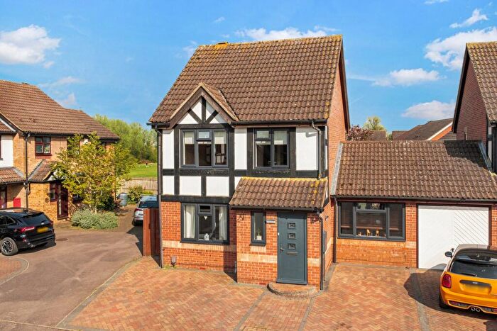 3 Bedroom Link Detached House For Sale In Webber Close, Shefford, SG17