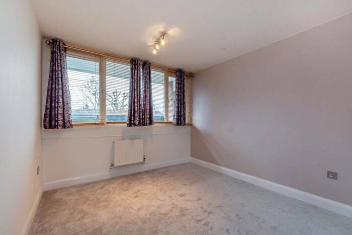 2 Bedroom Flat For Sale In Phipps Bridge Road, Mitcham, CR4