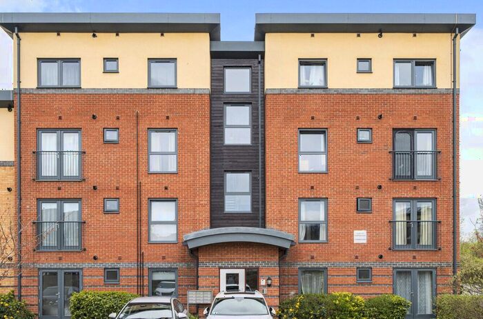 2 Bedroom Flat For Sale In Raven Close, Watford, Hertfordshire, WD18
