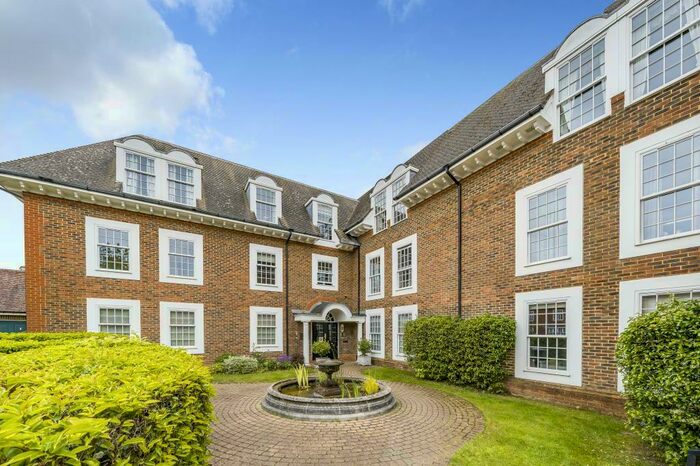 5 Bedroom Apartment To Rent In Crossways, Beaconsfield, HP9