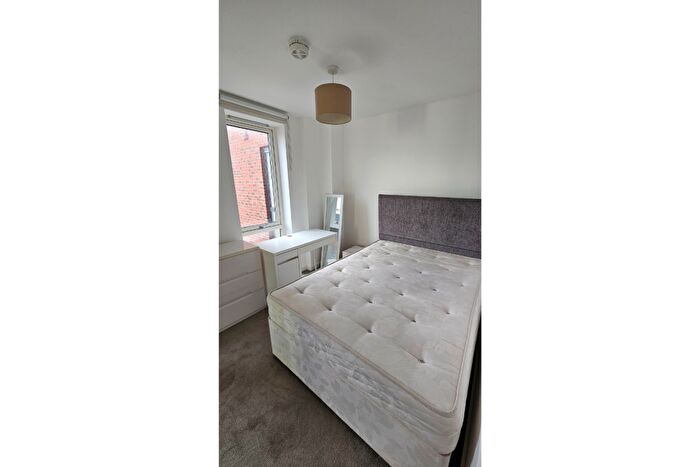 3 Bedroom Flat To Rent In Rope Court, Canoe Walk, E14