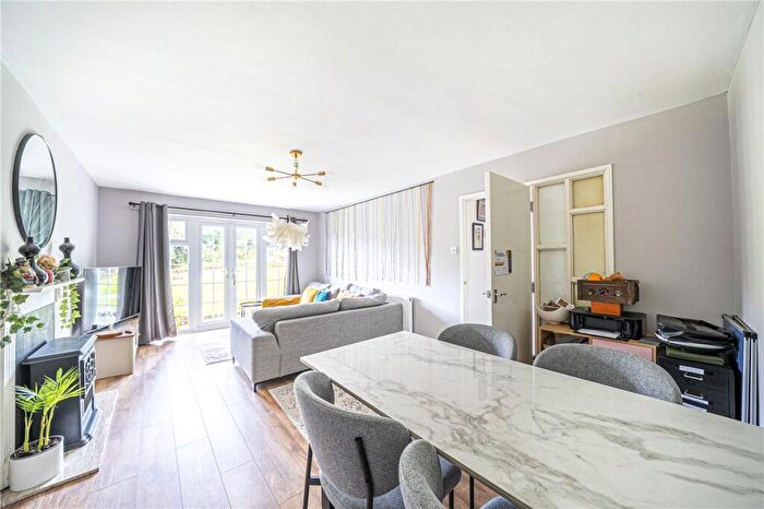 2 Bedroom Maisonette For Sale In Dawn Gardens, Winchester, Hampshire, SO22