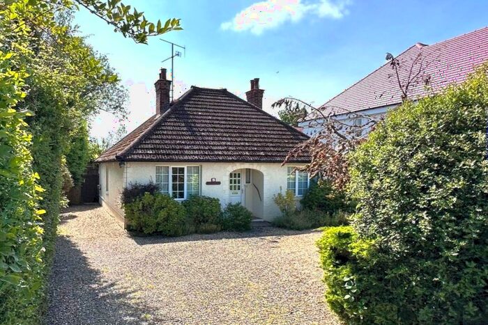 3 Bedroom Detached Bungalow To Rent In Chesham Road, Bovingdon, HP3