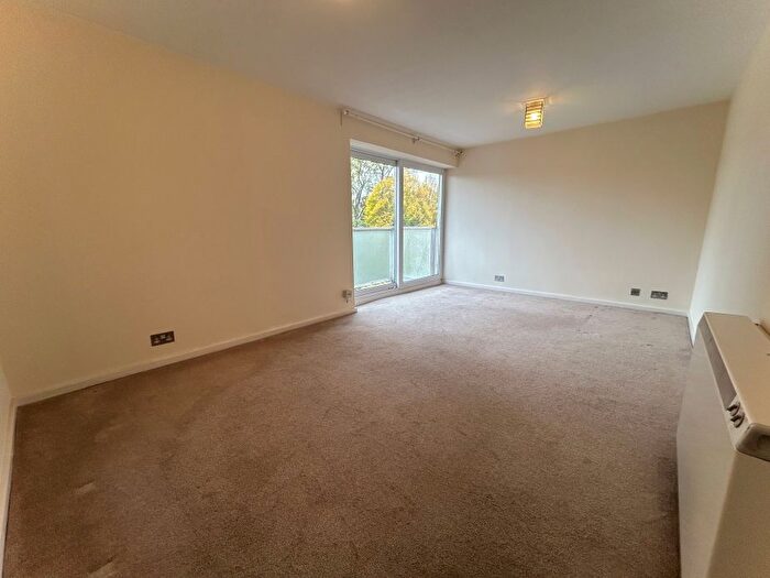 2 Bedroom Flat To Rent In Basinghall Gardens, SM2