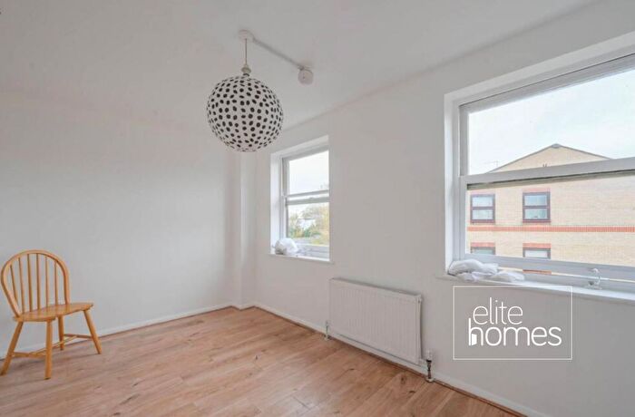 3 Bedroom Flat To Rent In Edmeston Close, London, E9
