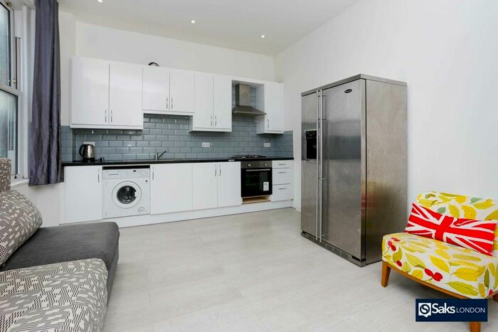 4 Bedroom Flat To Rent In Brixton Road, Oval, SW9